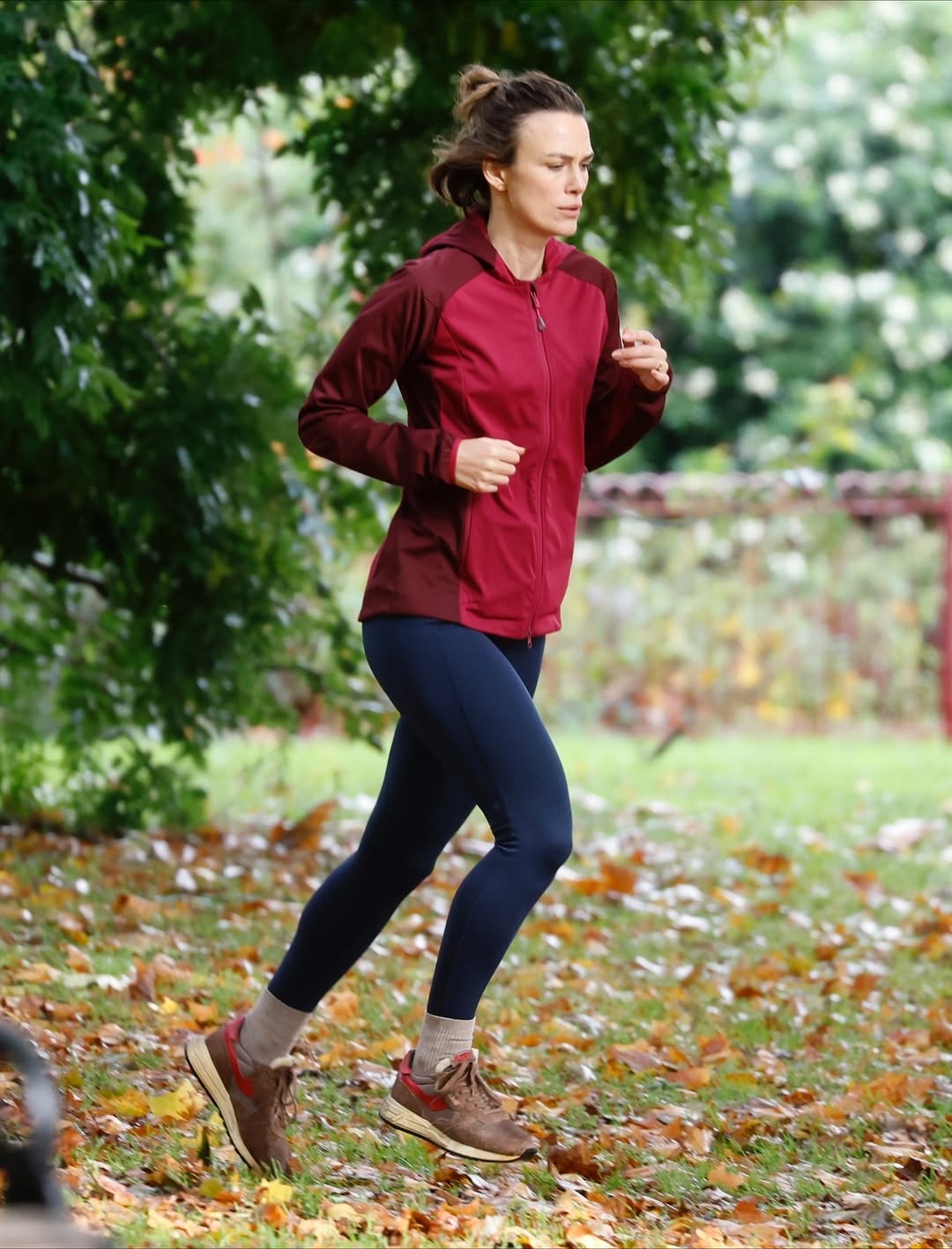 Кира Найтли на съёмочной площадке 2-ого сезона сериала «Black Doves»