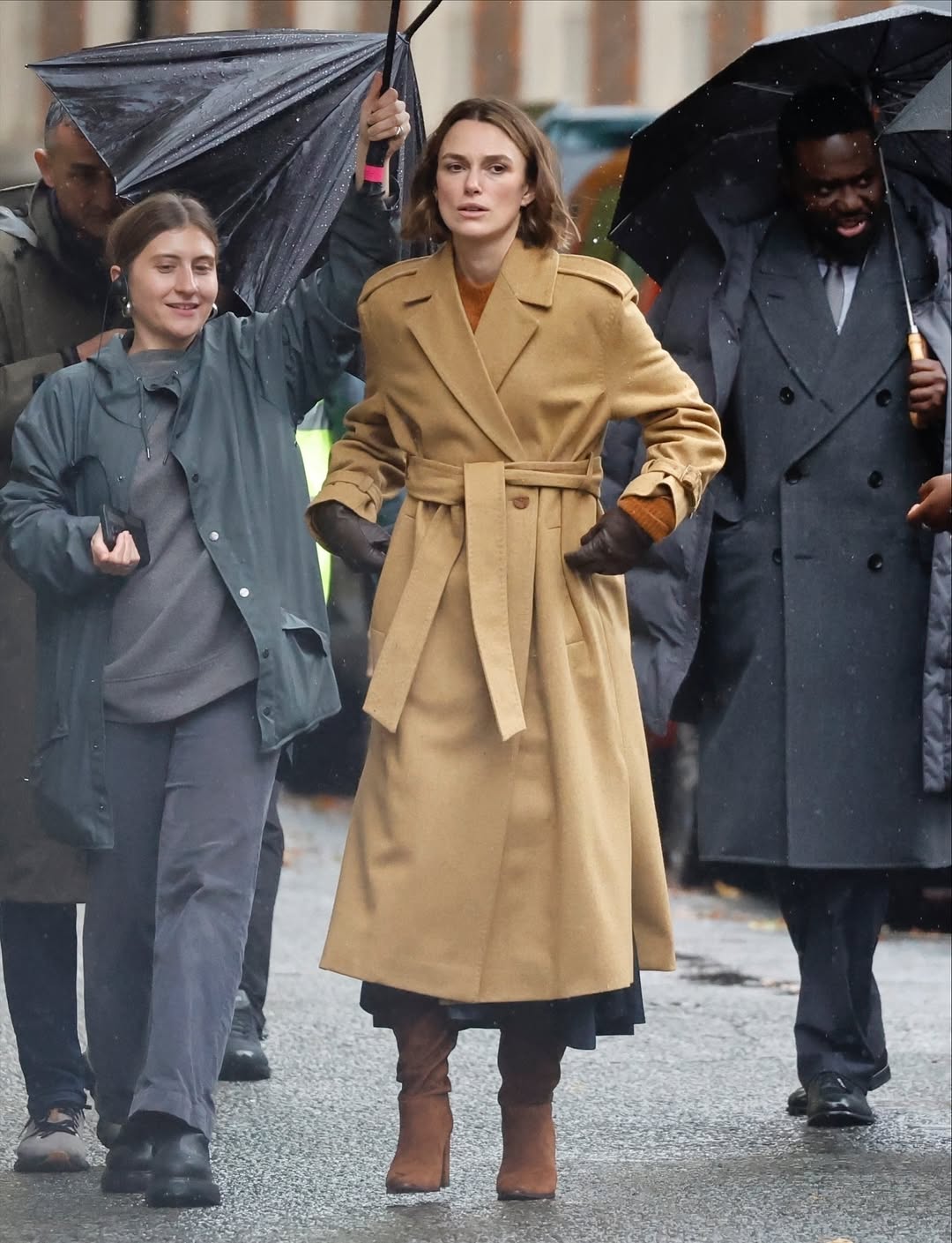 Кира Найтли на съёмочной площадке 2-ого сезона сериала «Black Doves»