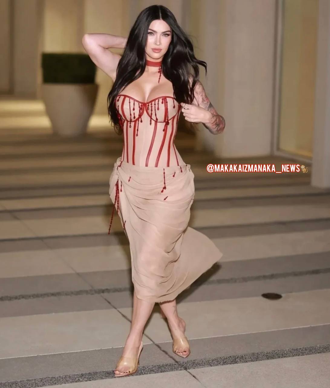 У Меган Фокс Хеллоуин уже наступил: первый выход Меган после родов в свет