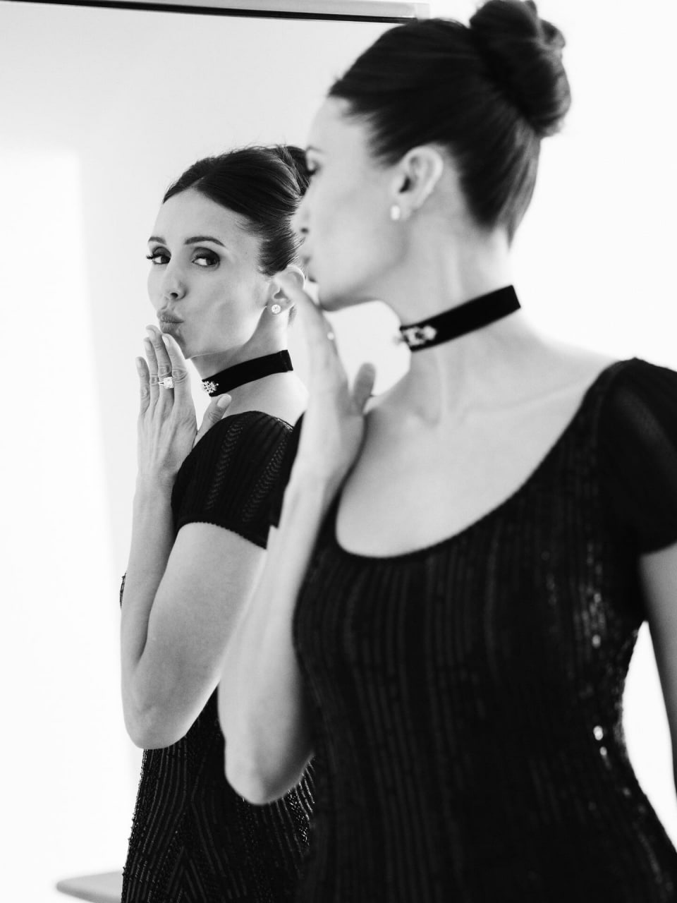  Нина Добрев во время подготовки к Vogue World