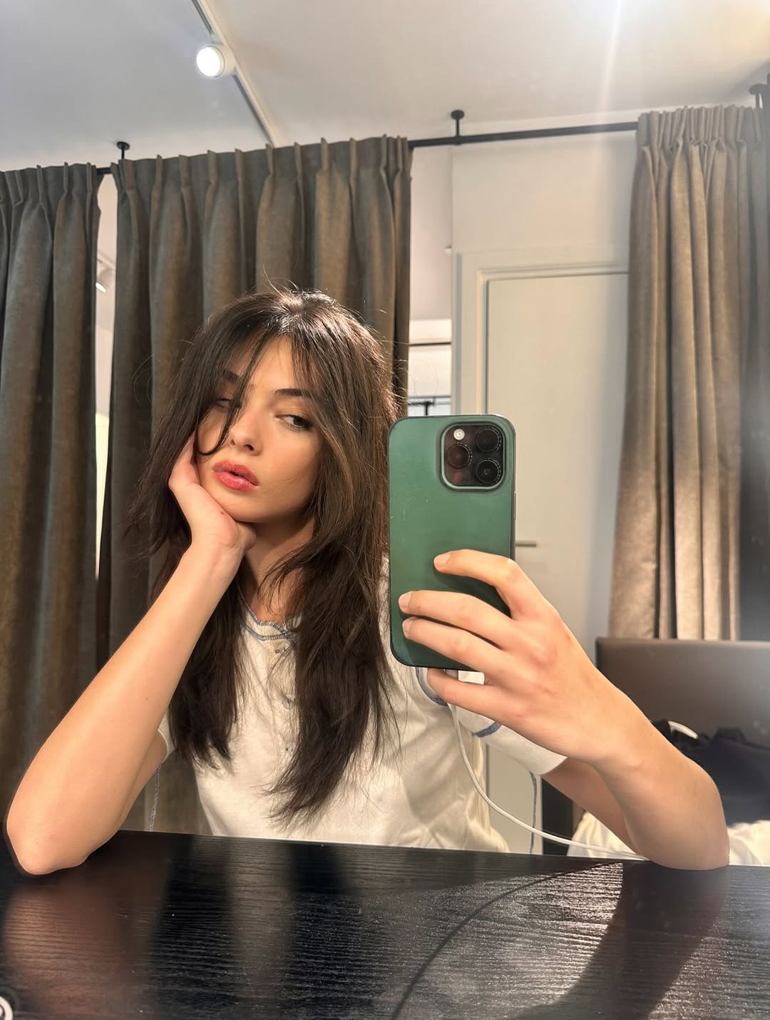 Дочь Венсана Касселя и Моники Беллуччи, 21-летняя Дева Кассель, на новых фотографиях