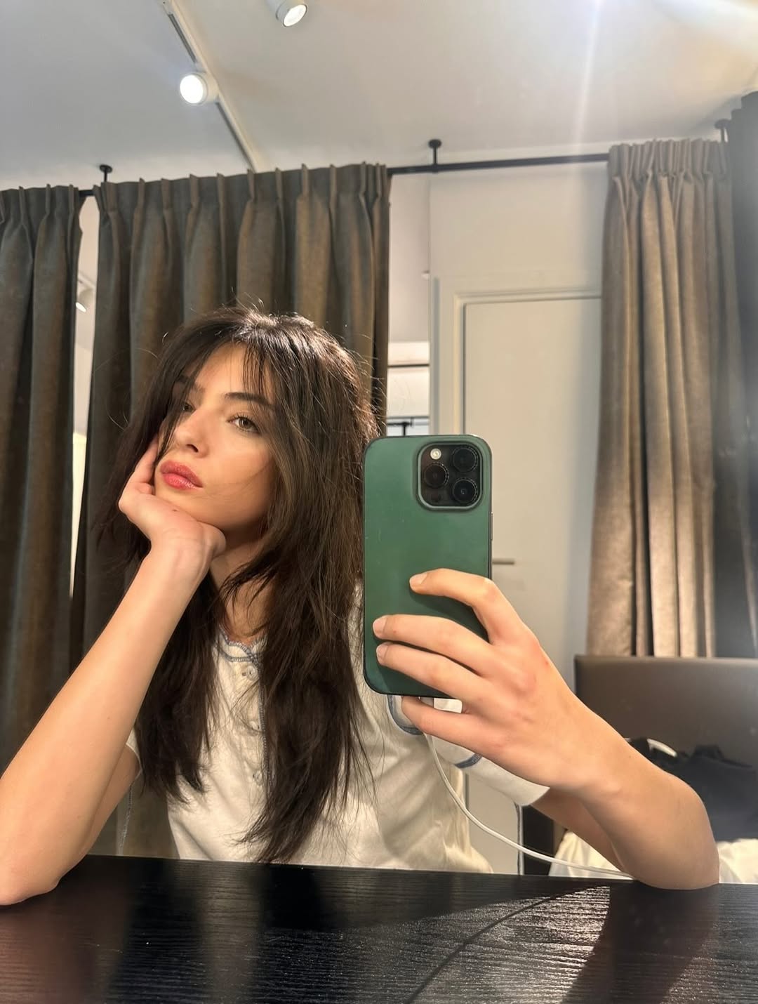 Дочь Венсана Касселя и Моники Беллуччи, 21-летняя Дева Кассель, на новых фотографиях