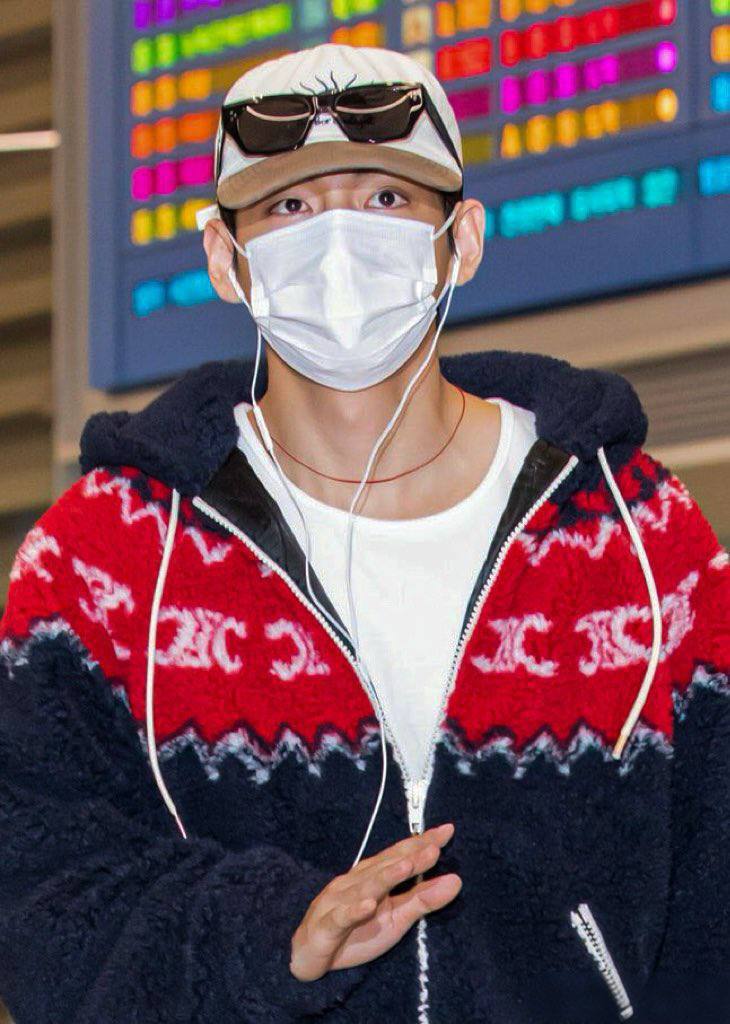 Папарацци Тэхёна в Нью-Йоркском аэропорту