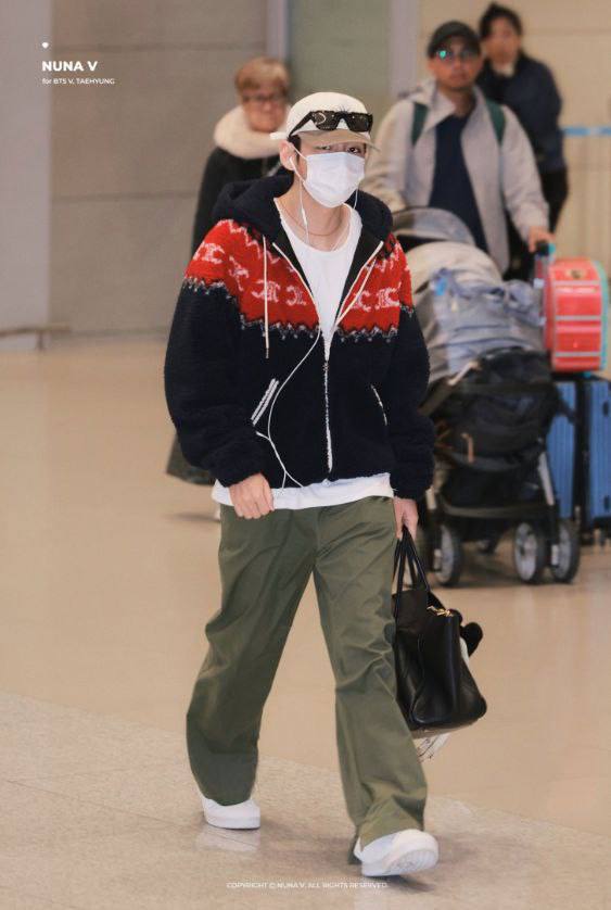 Папарацци Тэхёна в Нью-Йоркском аэропорту