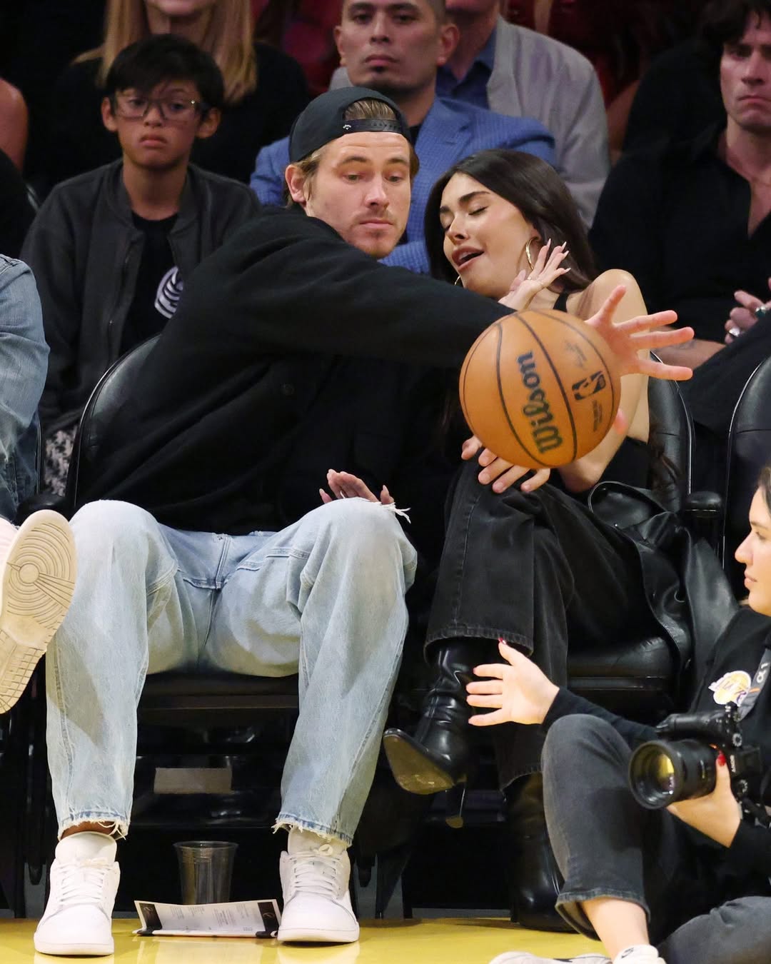 Мэдисон Бир была замечена вместе с Джастином Хербертом во время матча по баскетболу