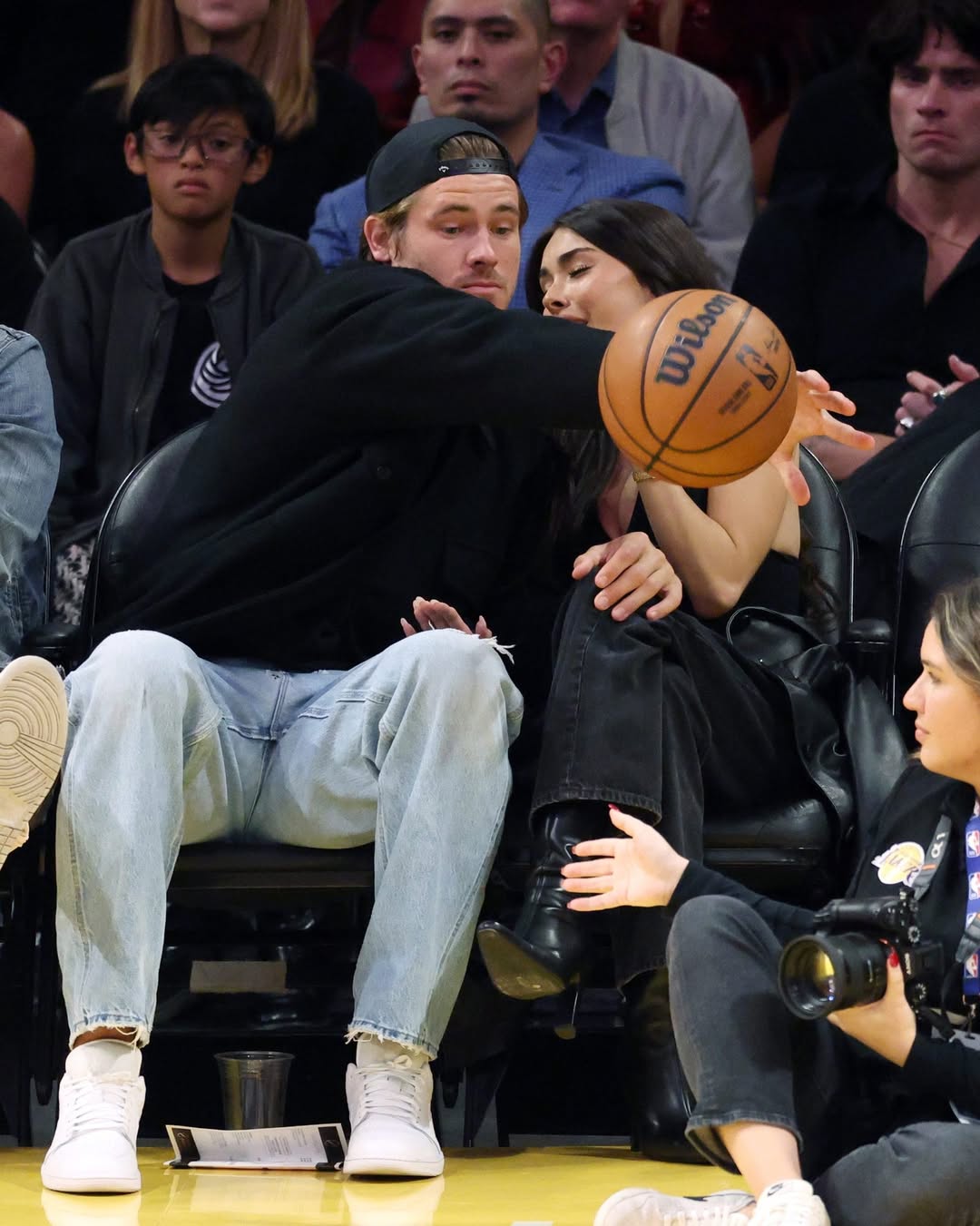 Мэдисон Бир была замечена вместе с Джастином Хербертом во время матча по баскетболу