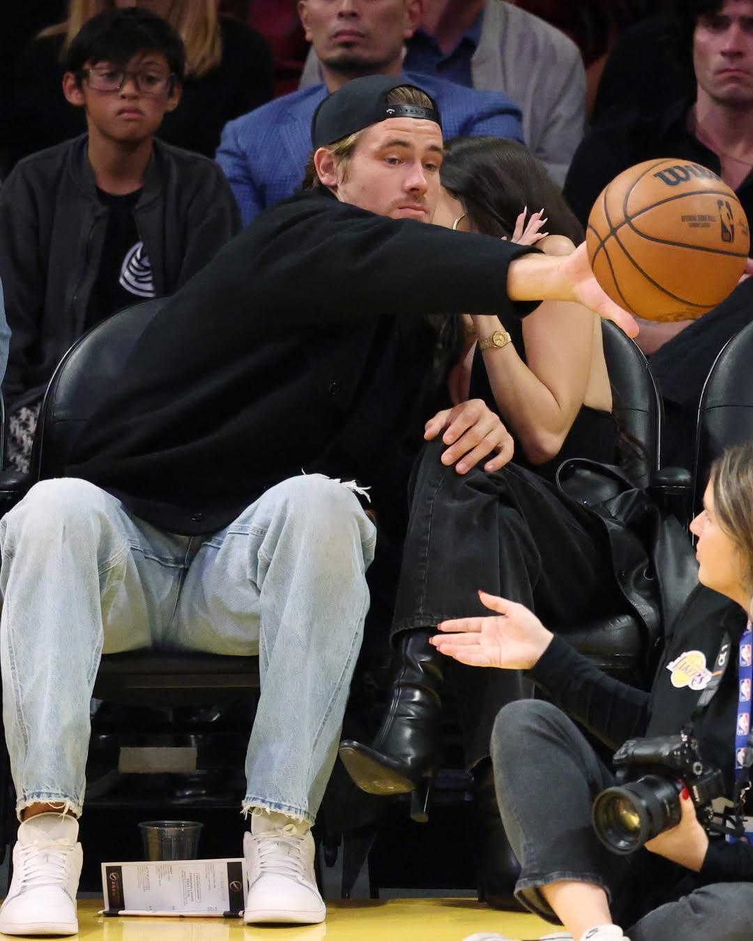 Мэдисон Бир была замечена вместе с Джастином Хербертом во время матча по баскетболу