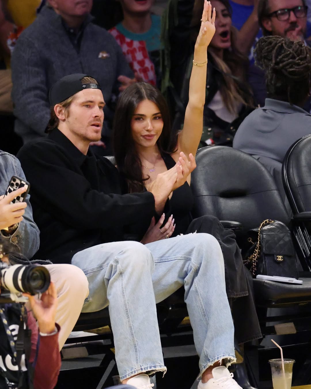 Мэдисон Бир была замечена вместе с Джастином Хербертом во время матча по баскетболу