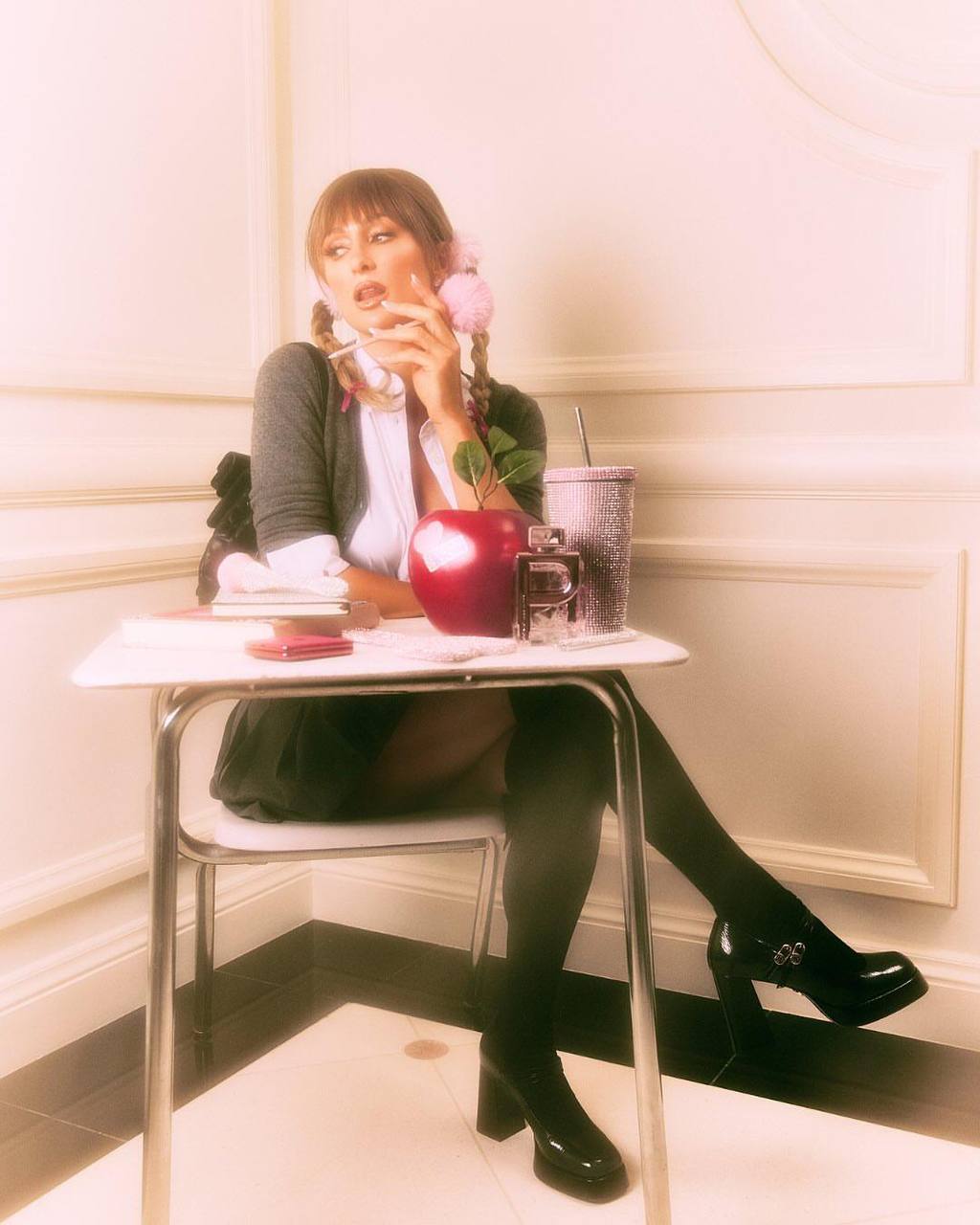 В преддверии Хэллоуина Пэрис Хилтон повторила культовые образы из песен Бритни Спирс