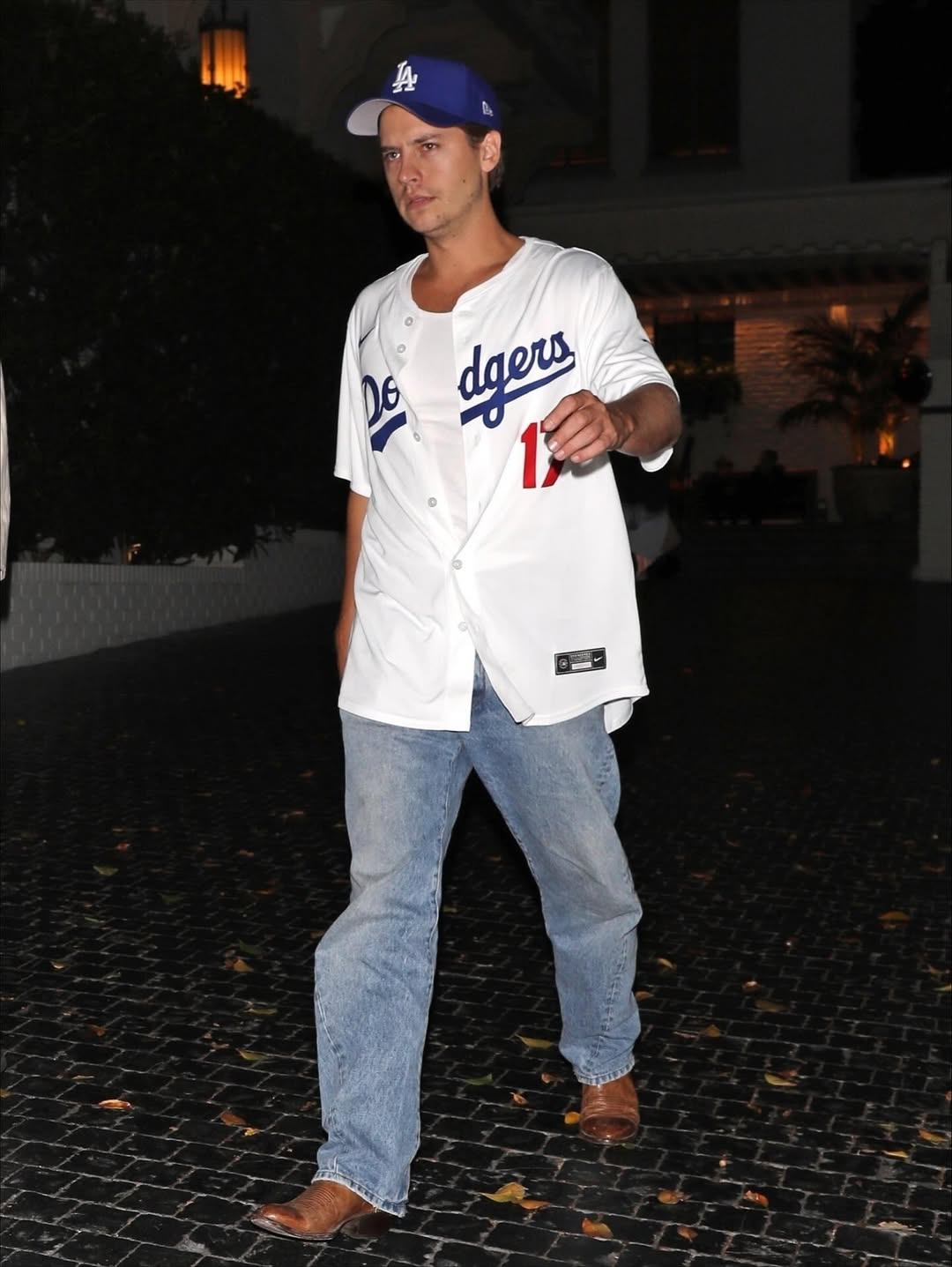 Папарацци запечатлели Дилана Спроуса и его жену Барбару Палвин в Лос-Анджелесе вместе с его братом-близнецом Коулом