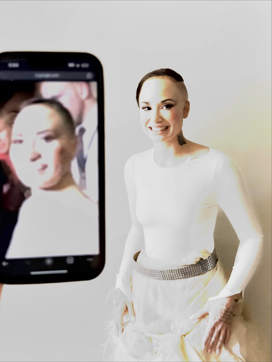 Деми Ловато также не забыла про Хэллоуин  Девушка повторила образ из своей известной в сети неудачной фотографии