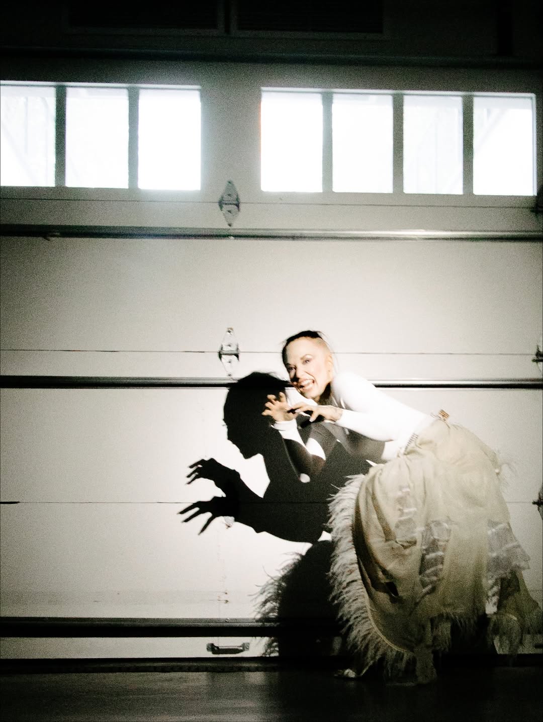 Деми Ловато также не забыла про Хэллоуин  Девушка повторила образ из своей известной в сети неудачной фотографии