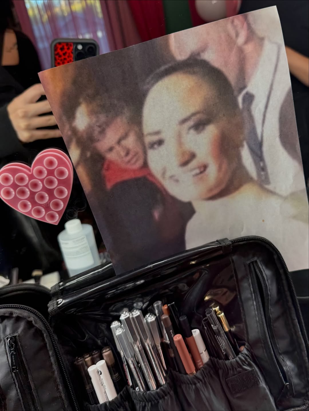 Деми Ловато также не забыла про Хэллоуин  Девушка повторила образ из своей известной в сети неудачной фотографии