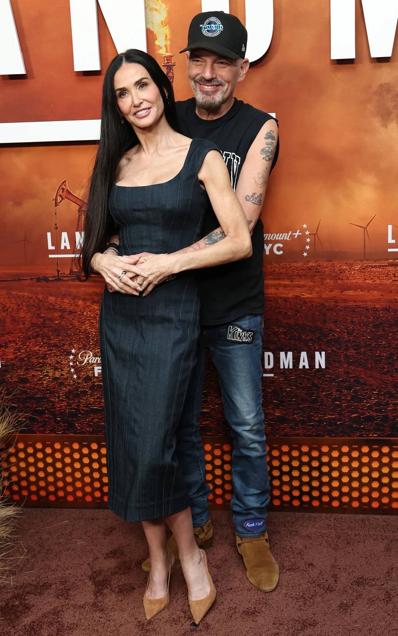 Деми Мур вышла в свет с бывшим мужем Анджелины Джоли