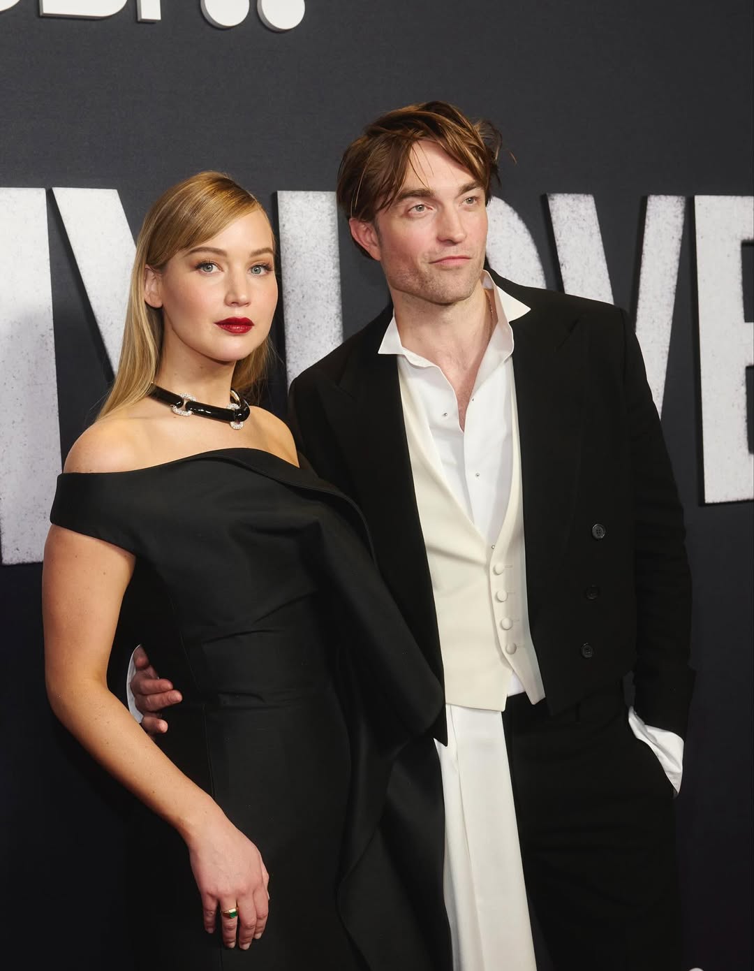 Дженнифер Лоуренс и Роберт Паттинсон на красной дорожке в Нью-Йорке на премьере их нового фильма «Умри, моя любовь»