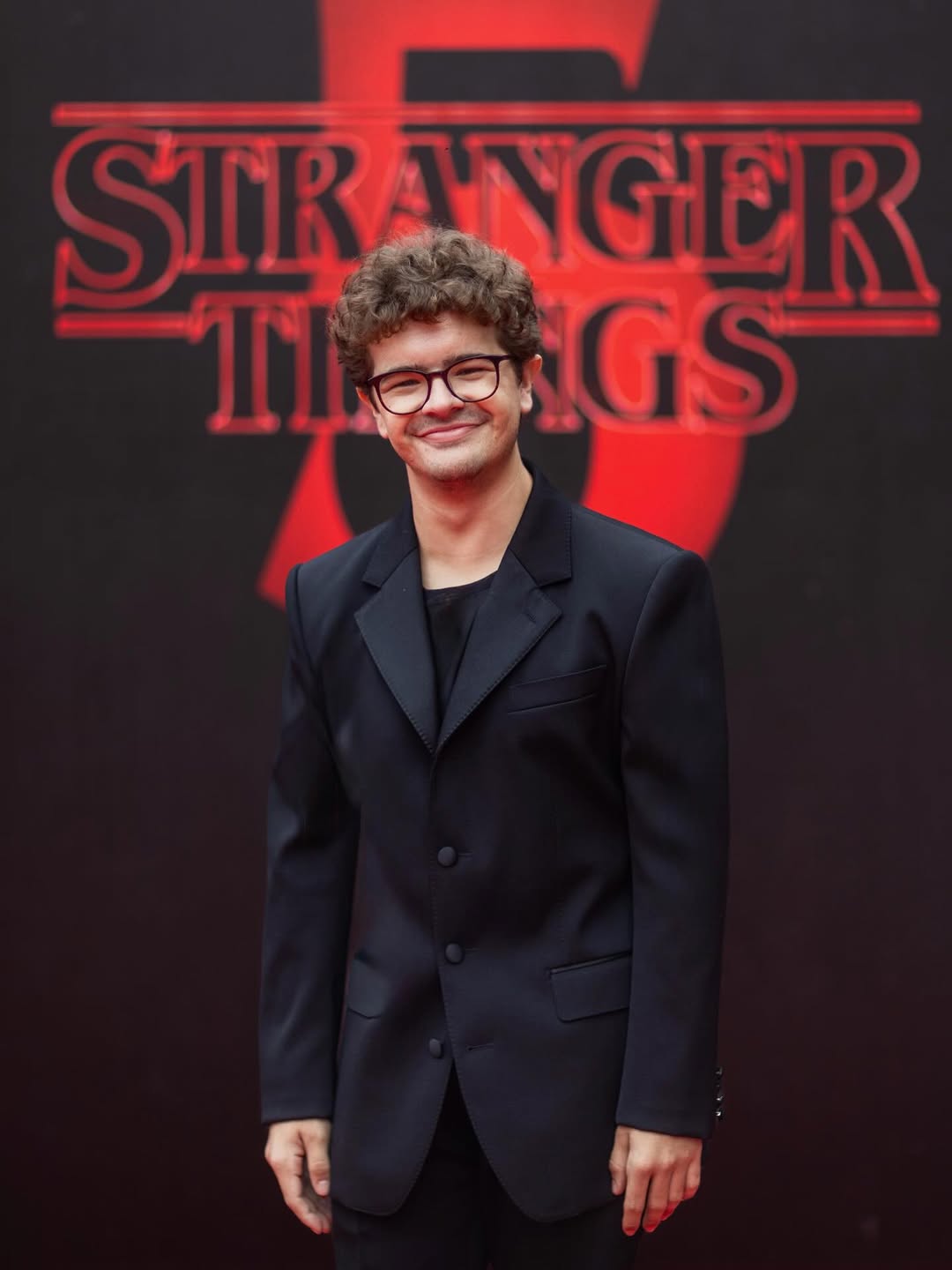 Гейтен Матараццо поделился фотографиями с кастом сериала «Очень странные дела»