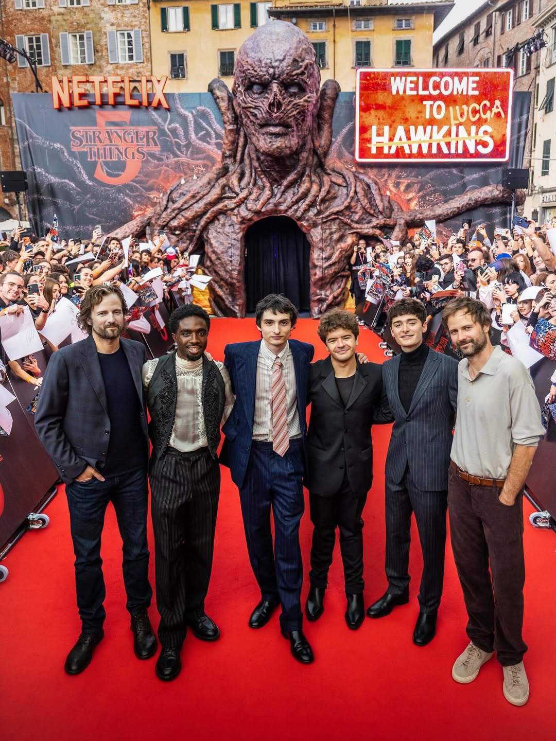 Гейтен Матараццо поделился фотографиями с кастом сериала «Очень странные дела»