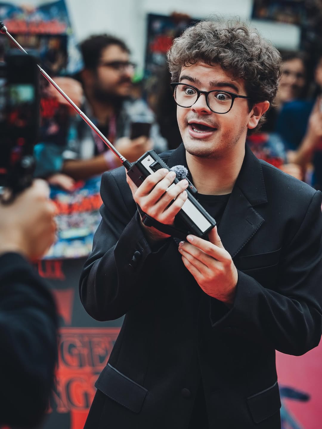 Гейтен Матараццо поделился фотографиями с кастом сериала «Очень странные дела»