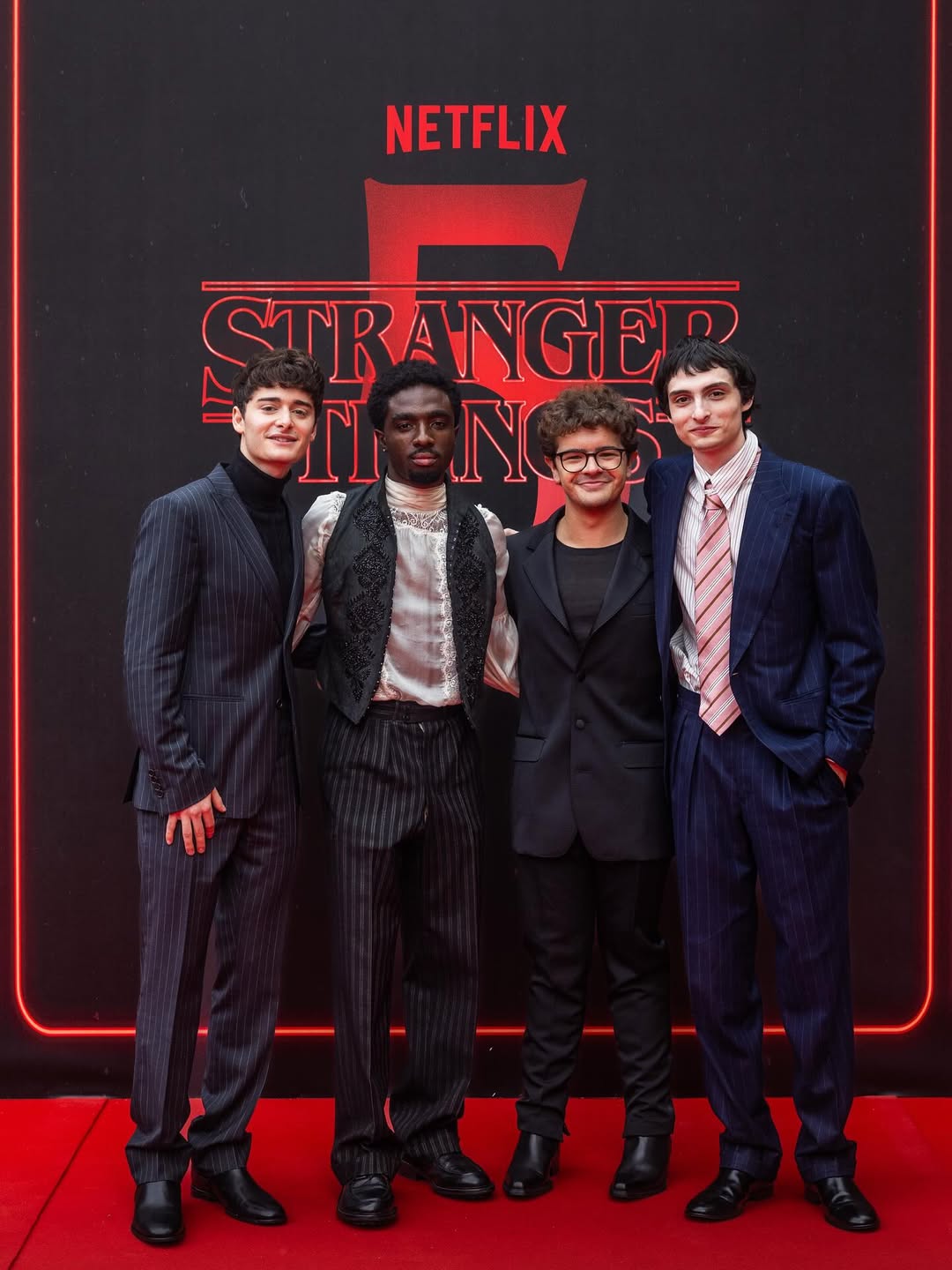 Гейтен Матараццо поделился фотографиями с кастом сериала «Очень странные дела»