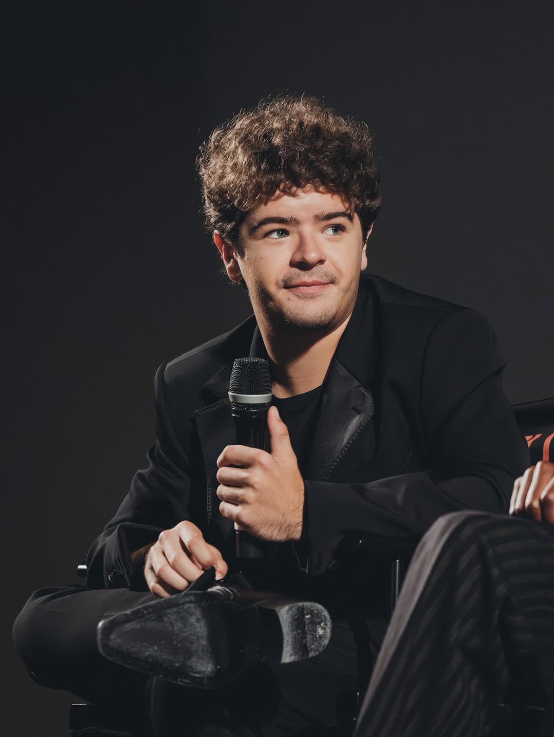 Гейтен Матараццо поделился фотографиями с кастом сериала «Очень странные дела»