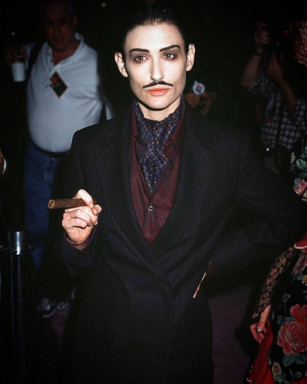 Деми Мур показала свои архивные фотографи, на которых она, на Хэллоуин в 1997 году, перевоплотилась в Гомеса Адамс