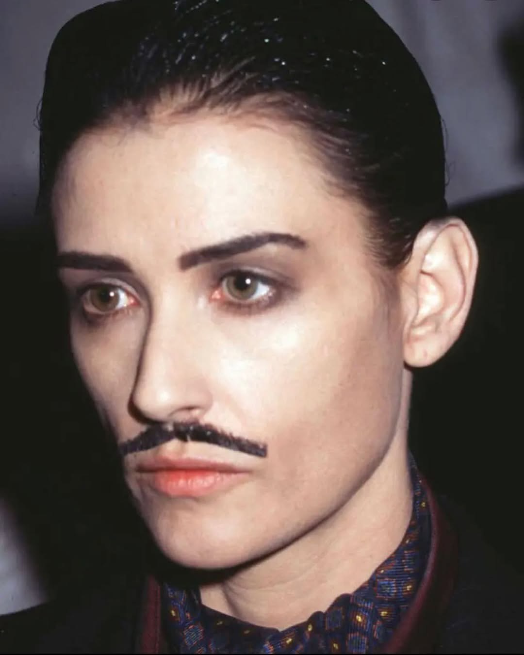 Деми Мур показала свои архивные фотографи, на которых она, на Хэллоуин в 1997 году, перевоплотилась в Гомеса Адамс