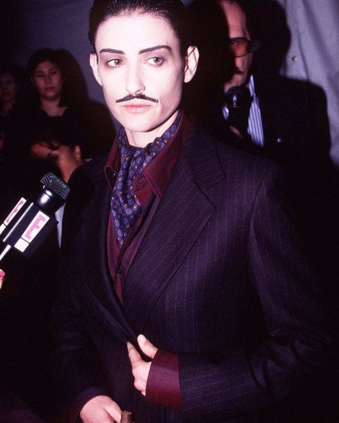 Деми Мур показала свои архивные фотографи, на которых она, на Хэллоуин в 1997 году, перевоплотилась в Гомеса Адамс