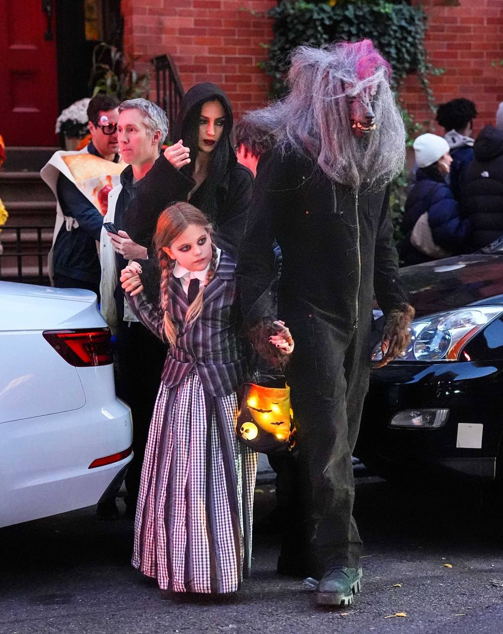 Брэдли Купер, Ирина Шейк и их дочь Лея на праздновании Хэллоуина в Нью-Йорке 