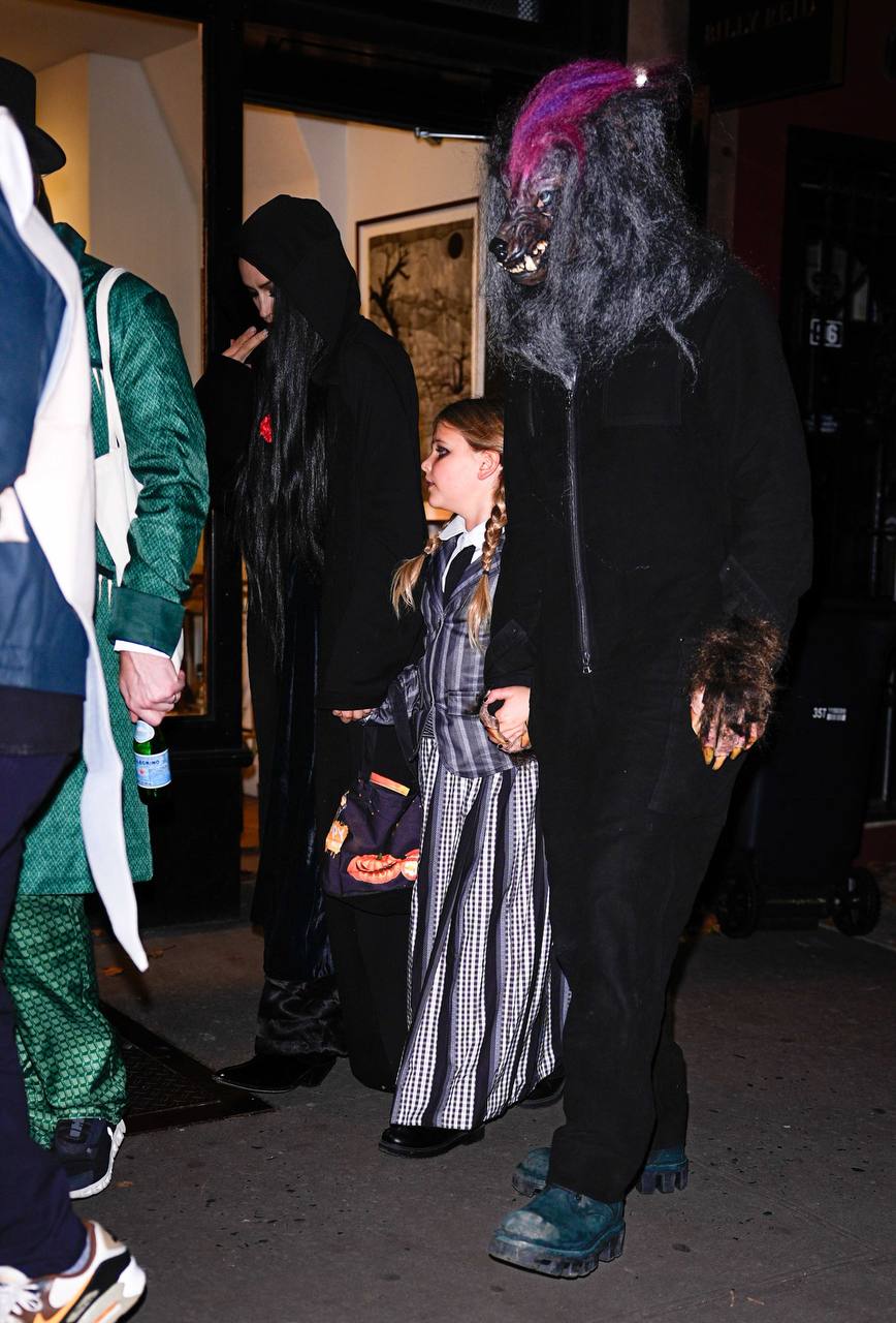 Брэдли Купер, Ирина Шейк и их дочь Лея на праздновании Хэллоуина в Нью-Йорке 