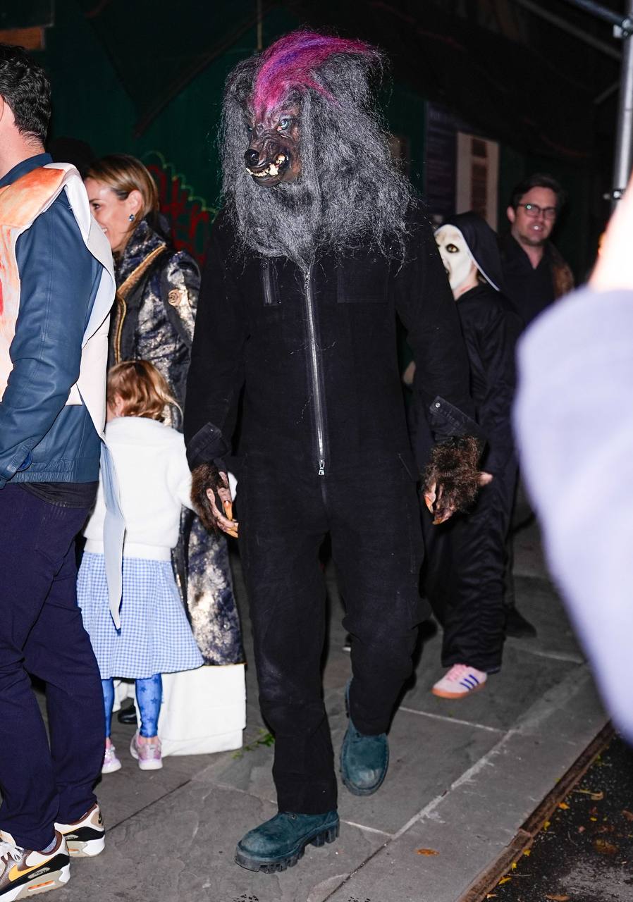 Брэдли Купер, Ирина Шейк и их дочь Лея на праздновании Хэллоуина в Нью-Йорке 