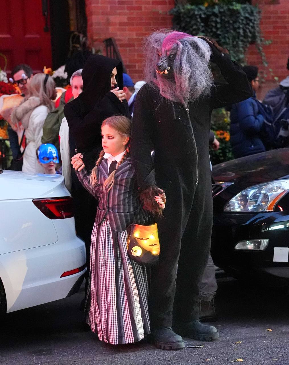 Брэдли Купер, Ирина Шейк и их дочь Лея на праздновании Хэллоуина в Нью-Йорке 