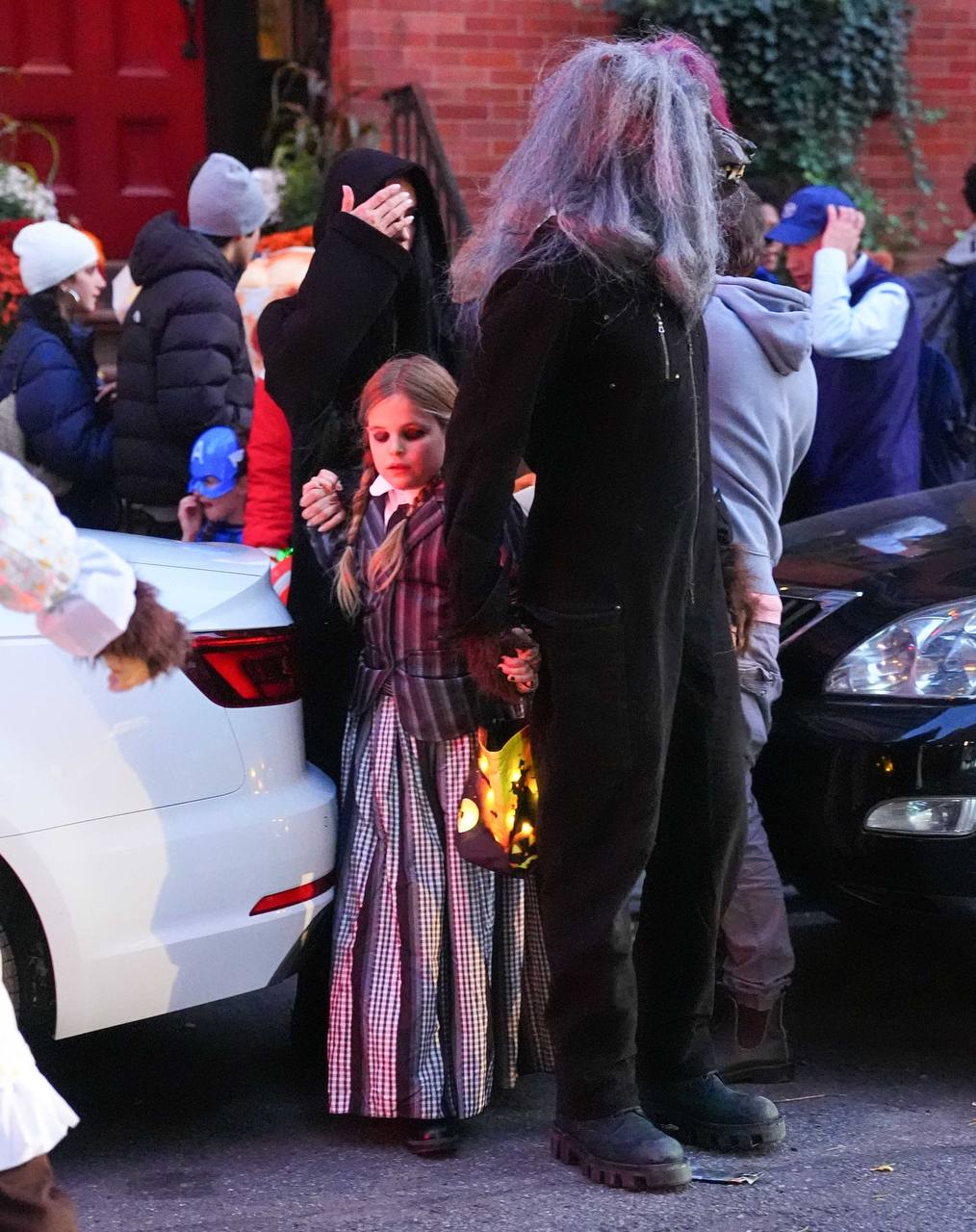 Брэдли Купер, Ирина Шейк и их дочь Лея на праздновании Хэллоуина в Нью-Йорке 