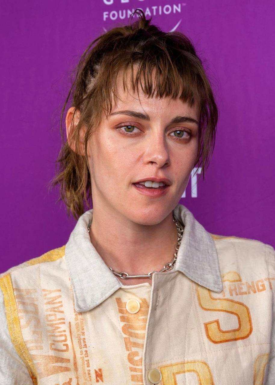 Все стабильно у Кристен Стюарт: приоткрытый рот и несвежая прическа