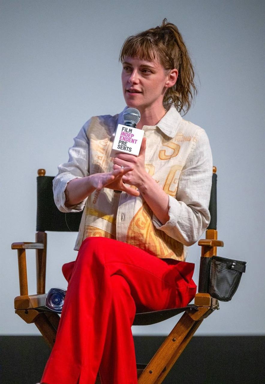 Все стабильно у Кристен Стюарт: приоткрытый рот и несвежая прическа