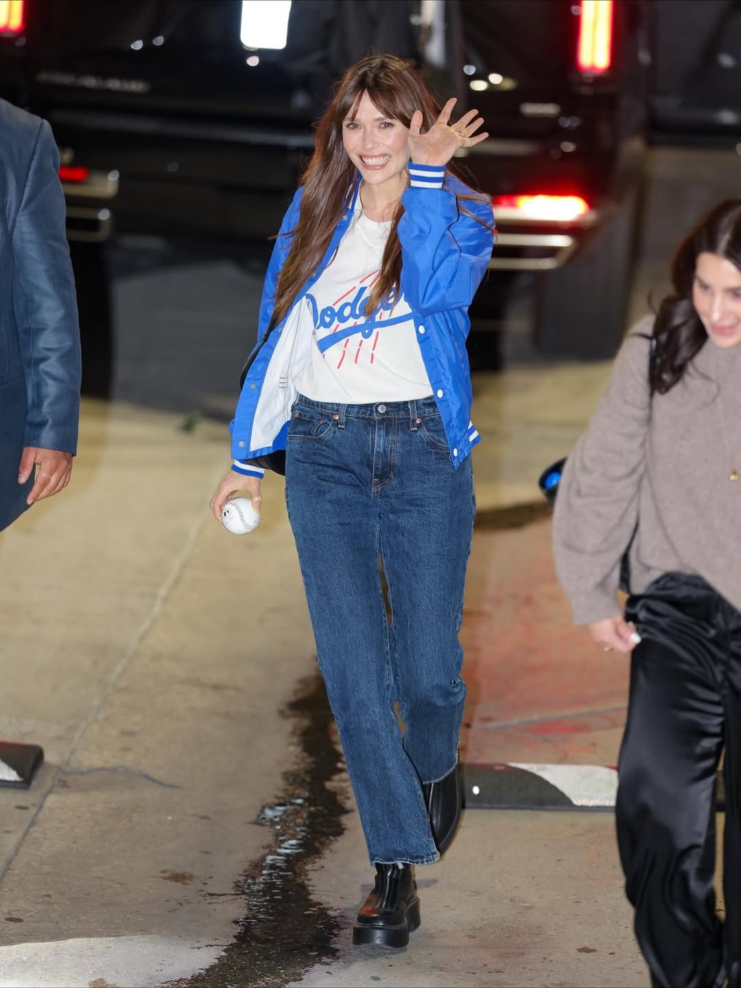 Элизабет Олсен оказалась на шоу Джимми Киммела в один вечер с бейсболистами «Доджерс»