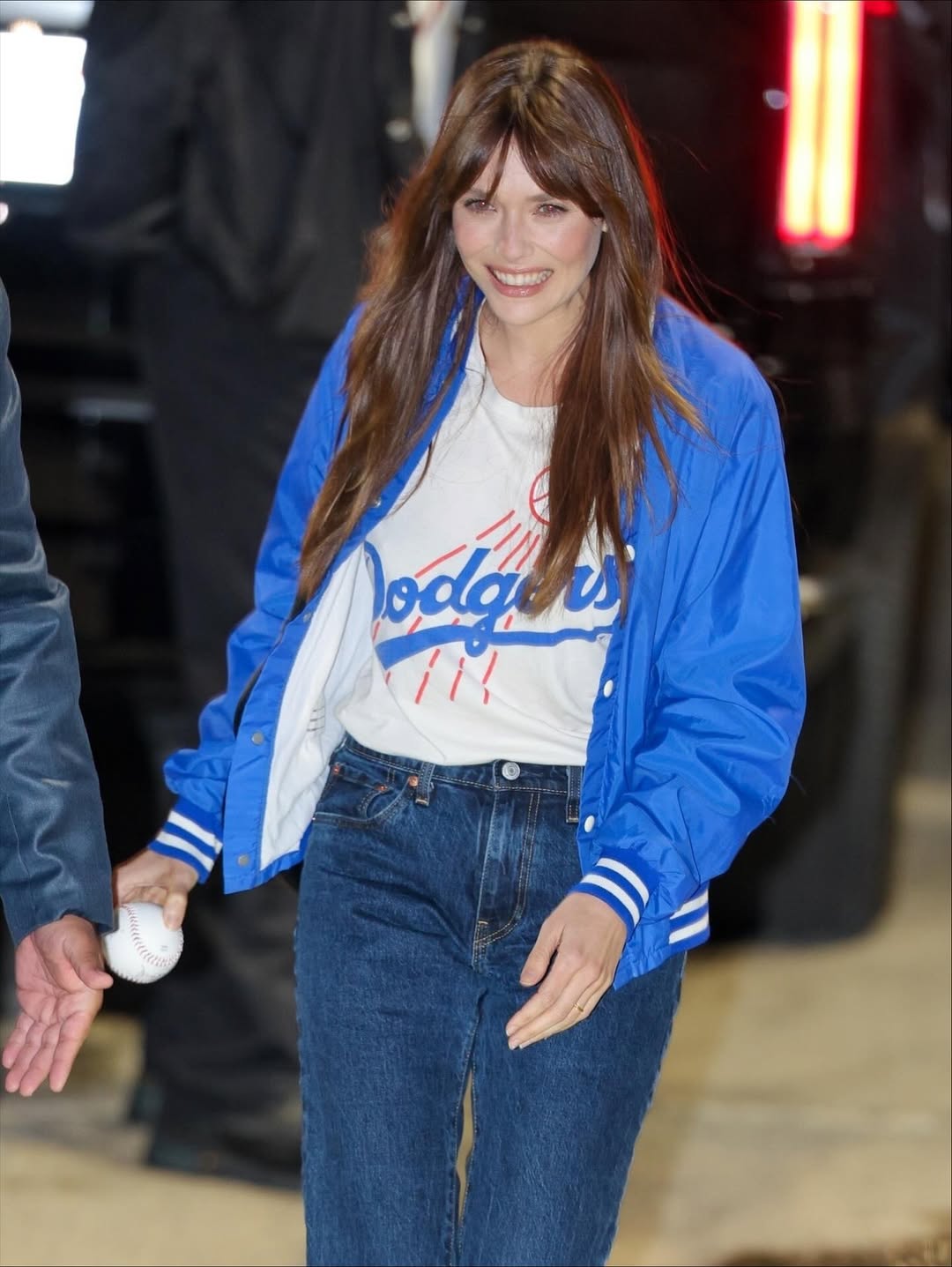 Элизабет Олсен оказалась на шоу Джимми Киммела в один вечер с бейсболистами «Доджерс»
