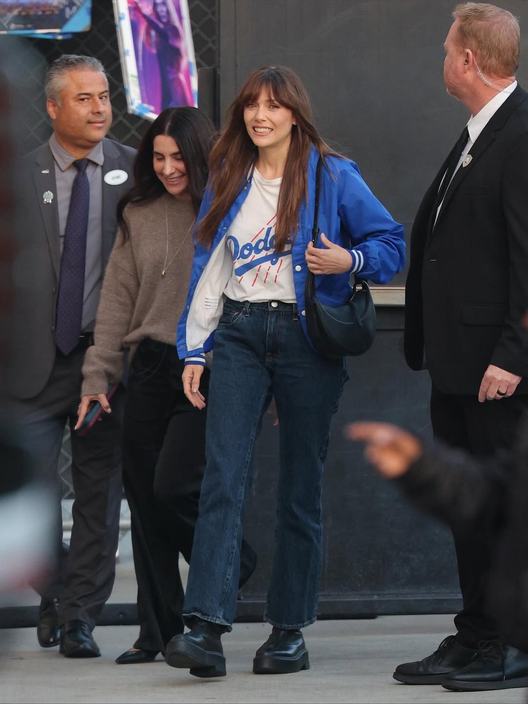 Элизабет Олсен оказалась на шоу Джимми Киммела в один вечер с бейсболистами «Доджерс»