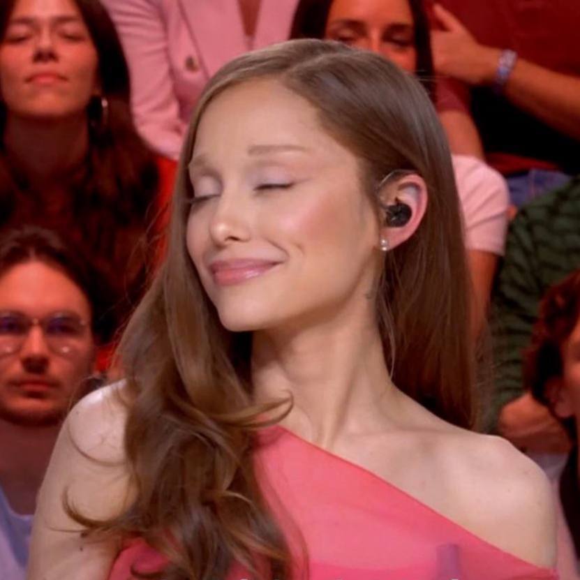 Ариана Гранде в амплуа брюнетки на шоу «Quotidien»