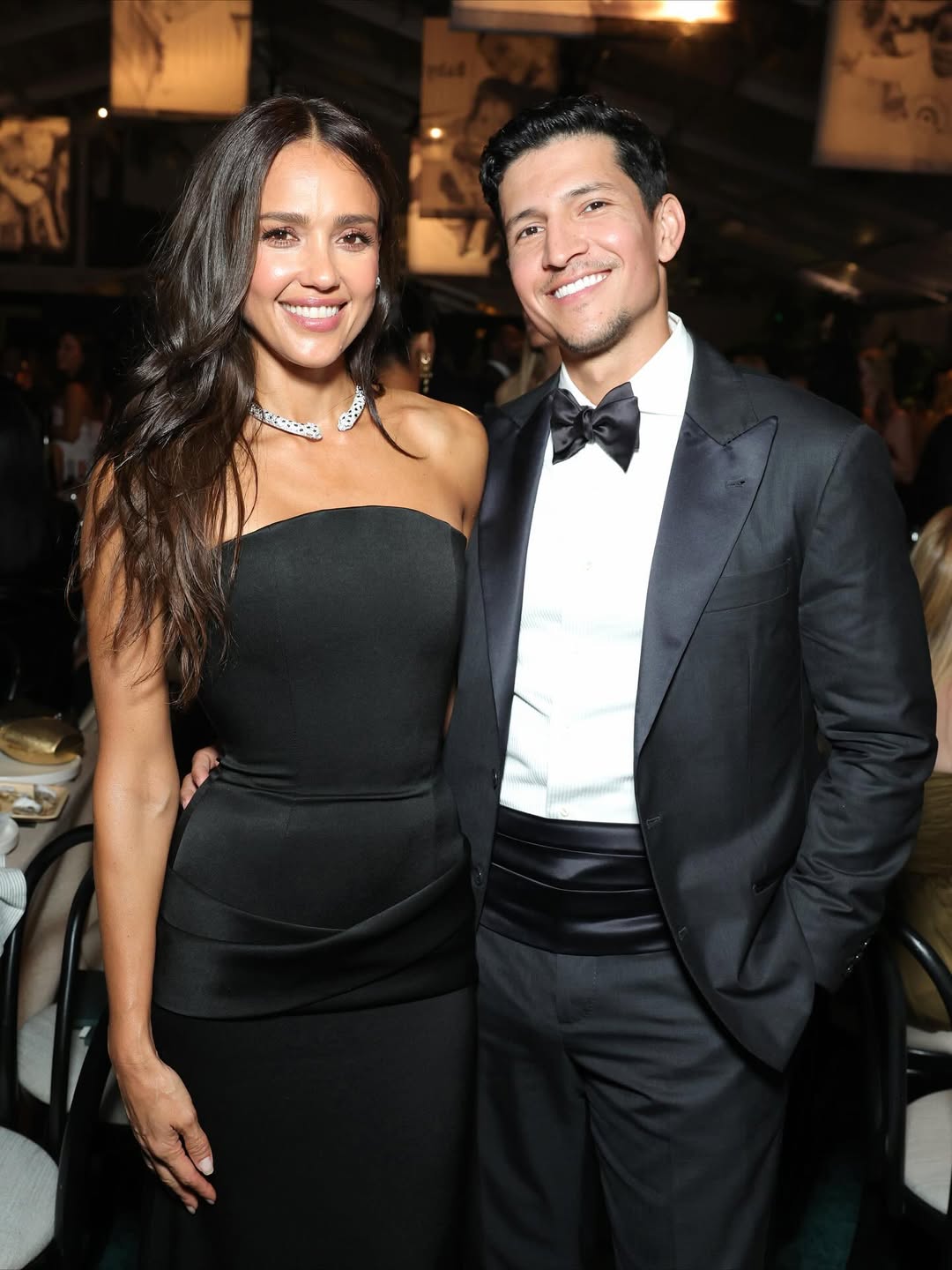 Дэнни Рамирес выложил очаровательные селфи со своей возлюбленной, Джессикой Альбой, с благотворительного вечера Baby2Baby