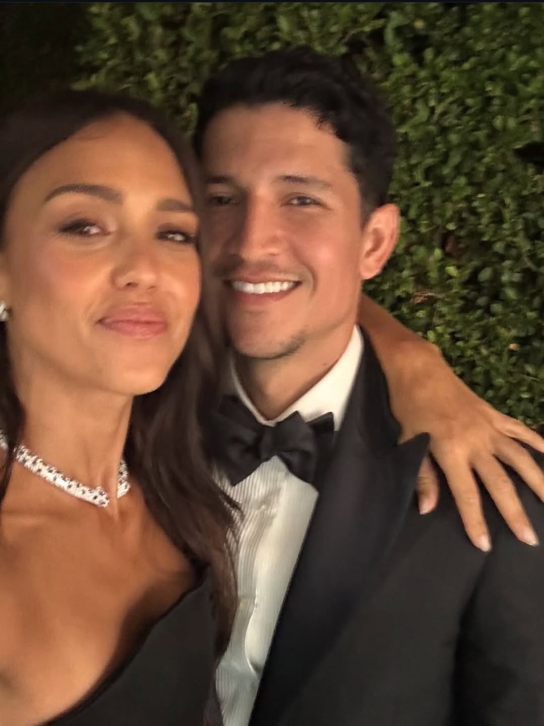 Дэнни Рамирес выложил очаровательные селфи со своей возлюбленной, Джессикой Альбой, с благотворительного вечера Baby2Baby