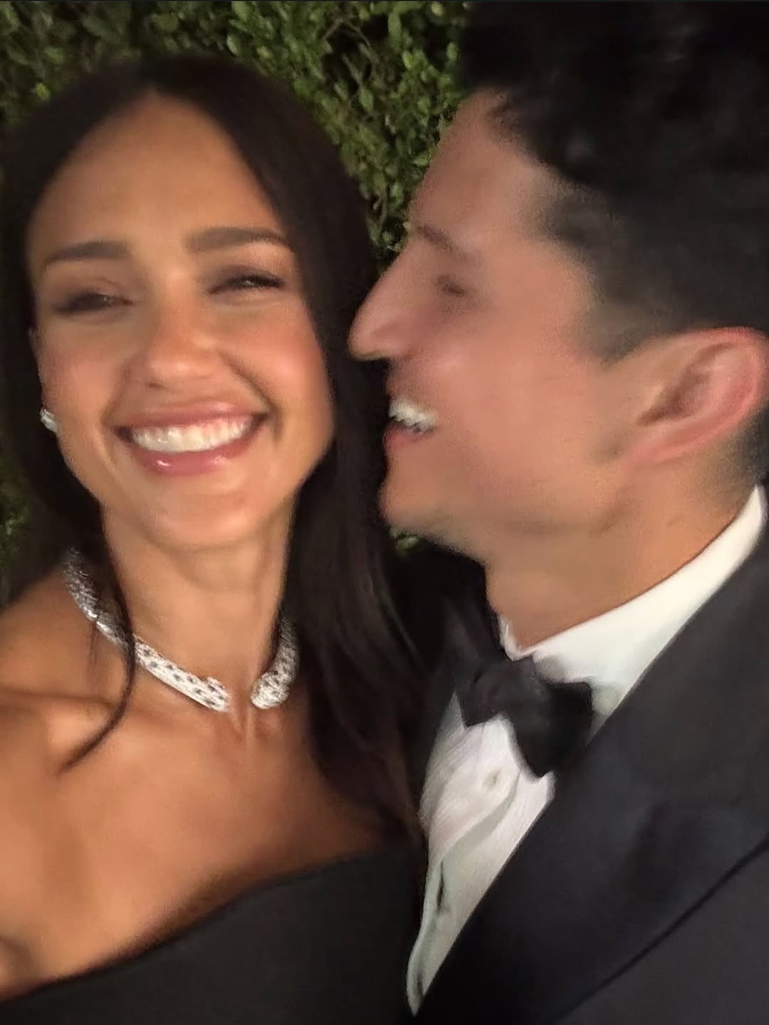 Дэнни Рамирес выложил очаровательные селфи со своей возлюбленной, Джессикой Альбой, с благотворительного вечера Baby2Baby