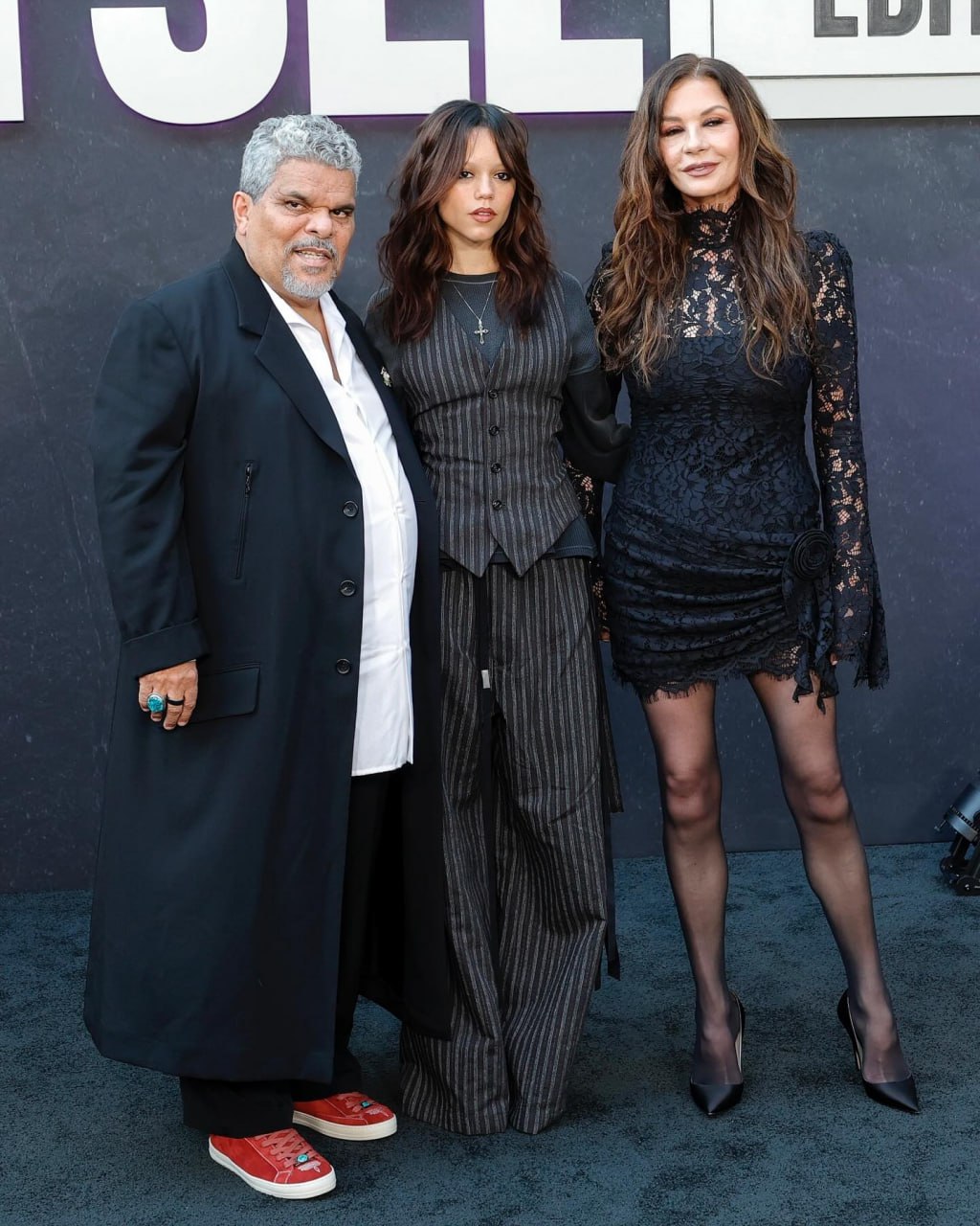 Луис Гусман, Дженна Ортега и Кэтрин Зета-Джонс приняли участие в панельной дискуссии FYSEE: The Fall Edit Showcase, посвящённой сериалу «Уэнсдэй»