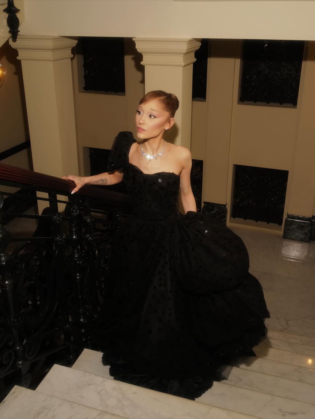 Ариана Гранде на новых фотографиях у себя в профиле