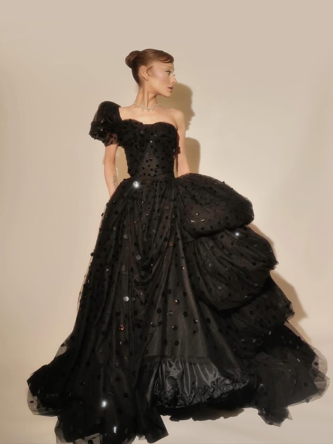 Ариана Гранде на новых фотографиях у себя в профиле