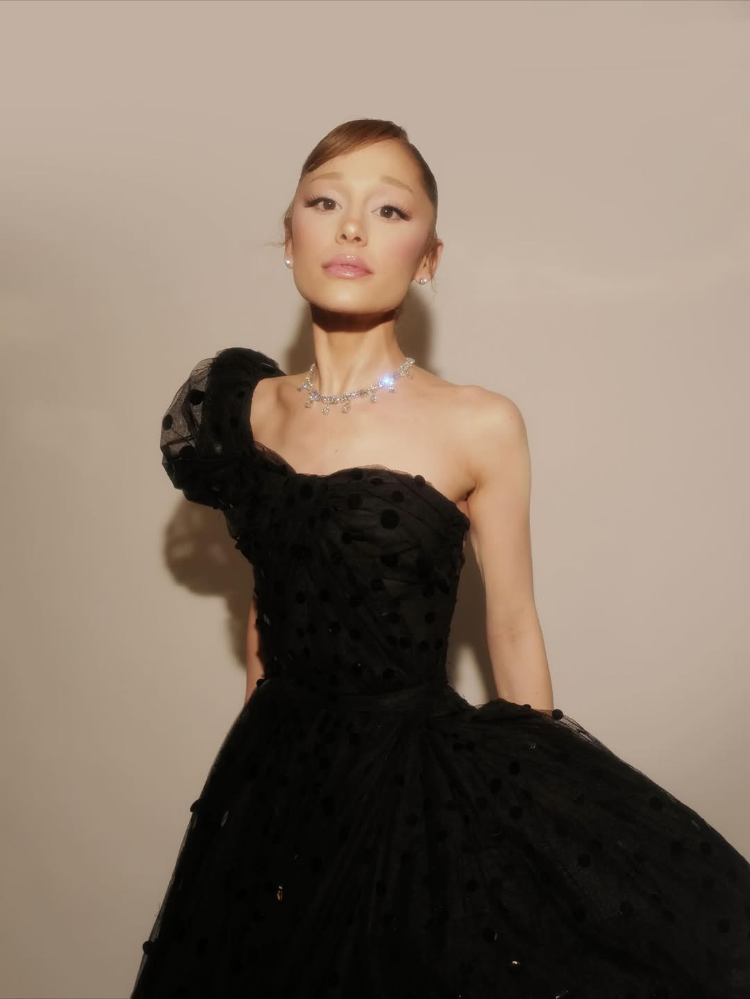 Ариана Гранде на новых фотографиях у себя в профиле