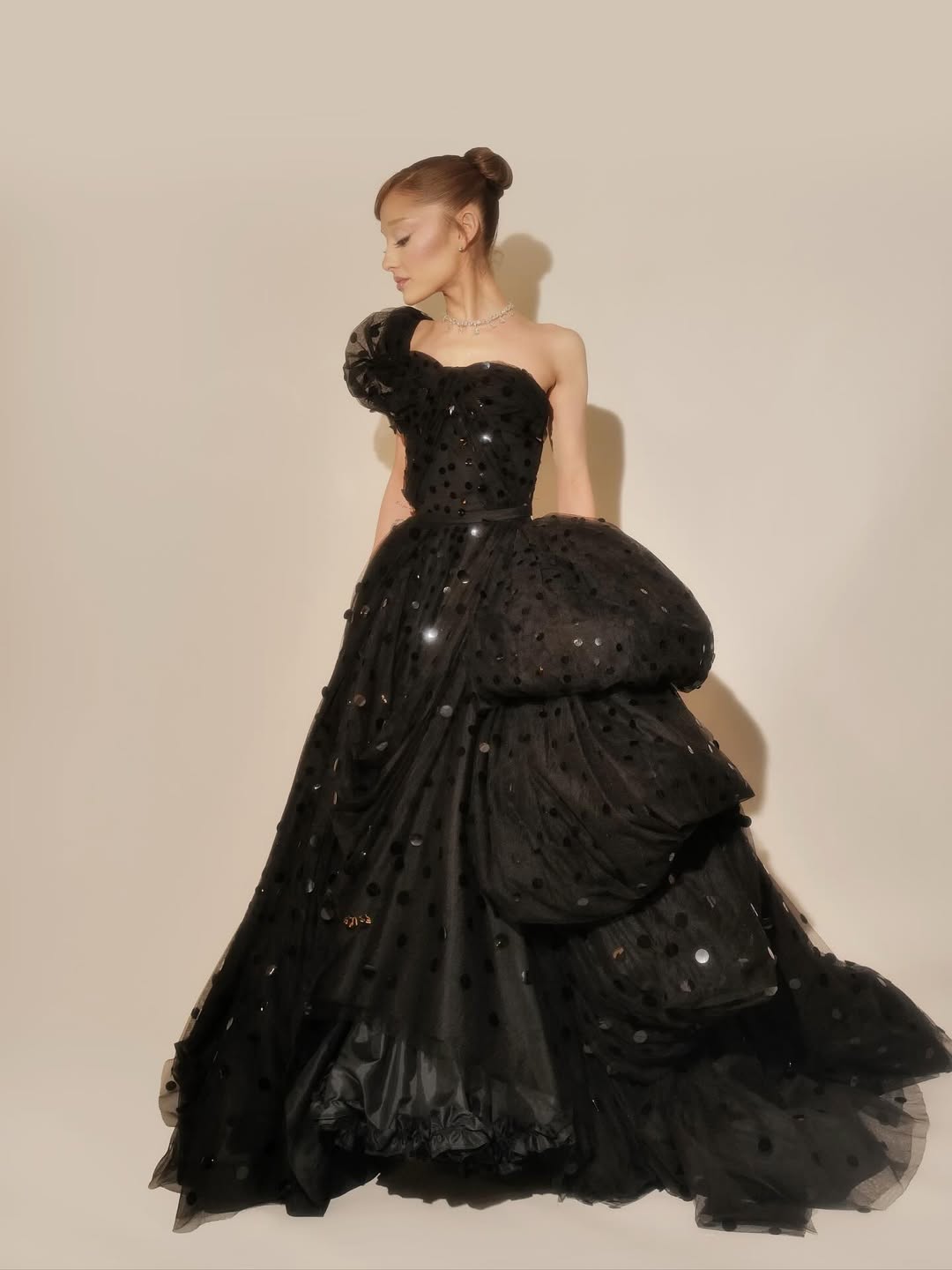 Ариана Гранде на новых фотографиях у себя в профиле