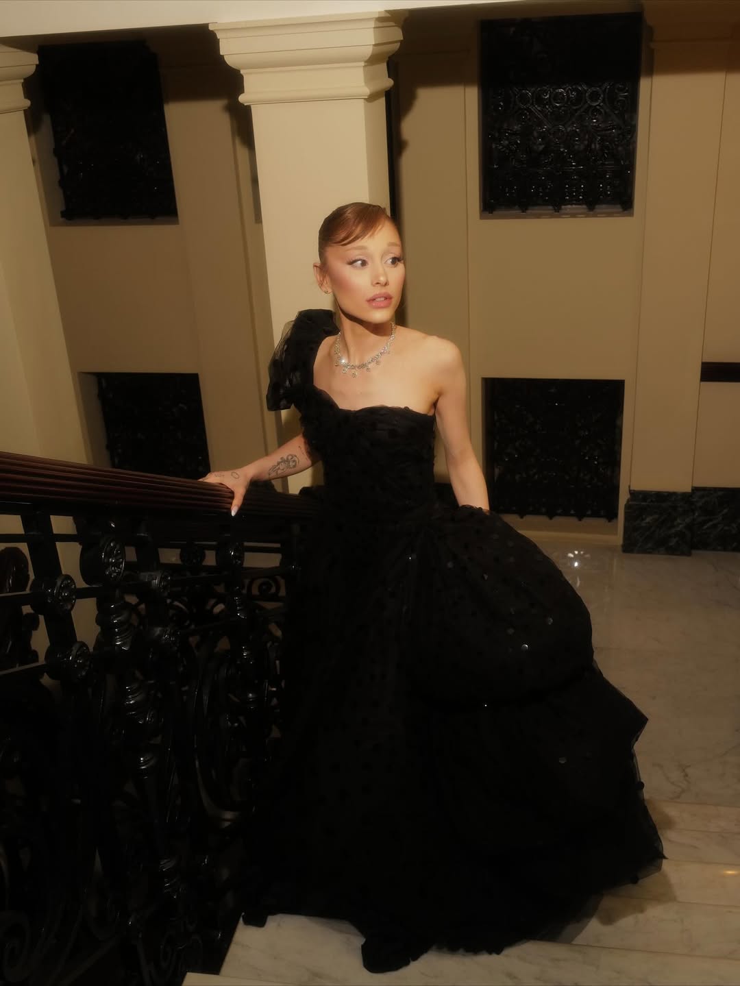 Ариана Гранде на новых фотографиях у себя в профиле