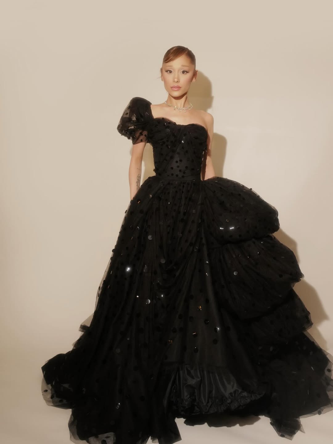 Ариана Гранде на новых фотографиях у себя в профиле