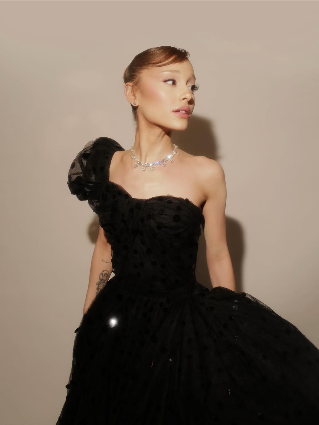 Ариана Гранде на новых фотографиях у себя в профиле