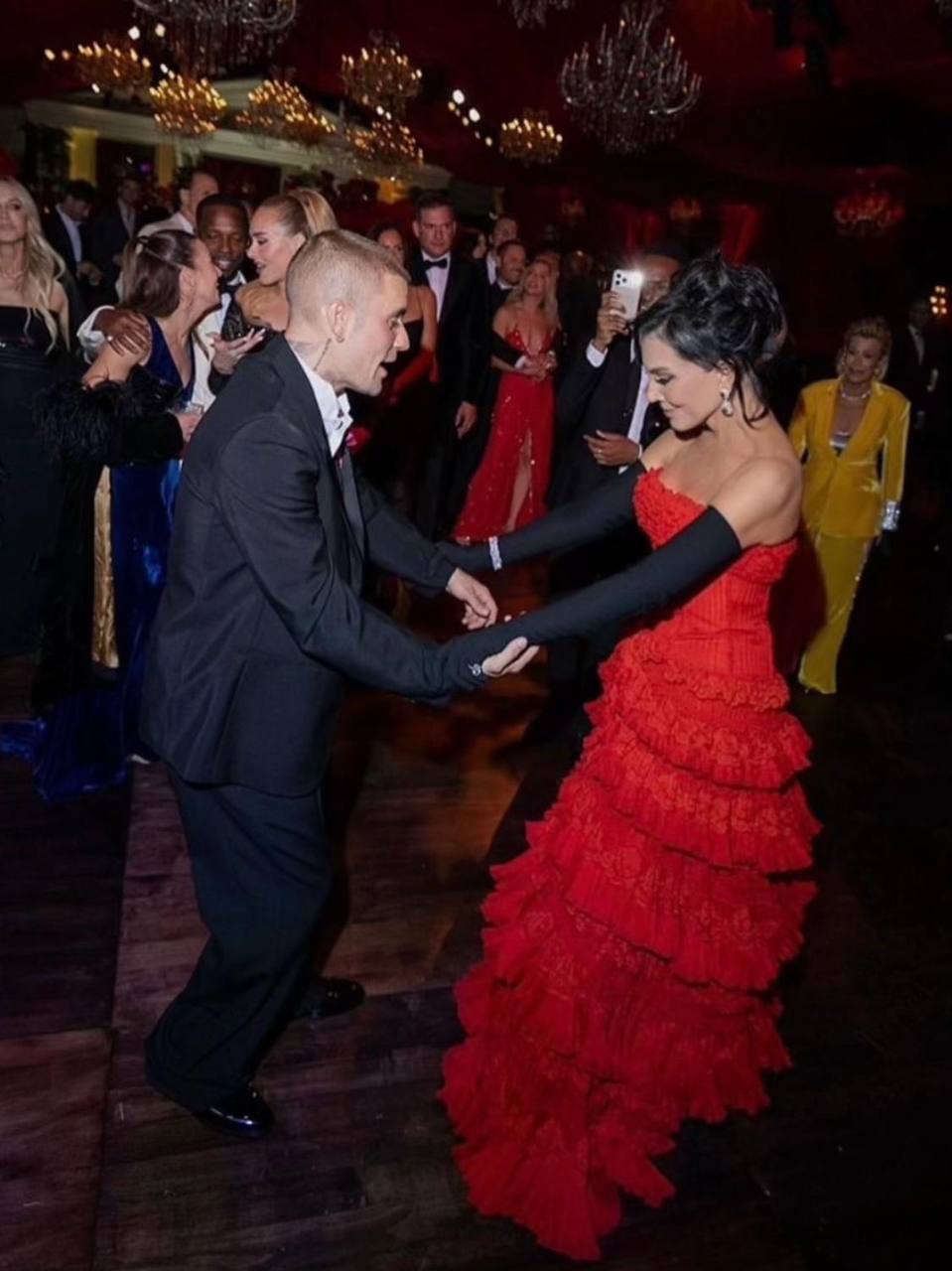 Джастин Бибер танцует с Крис Дженнер на ее 70-летие